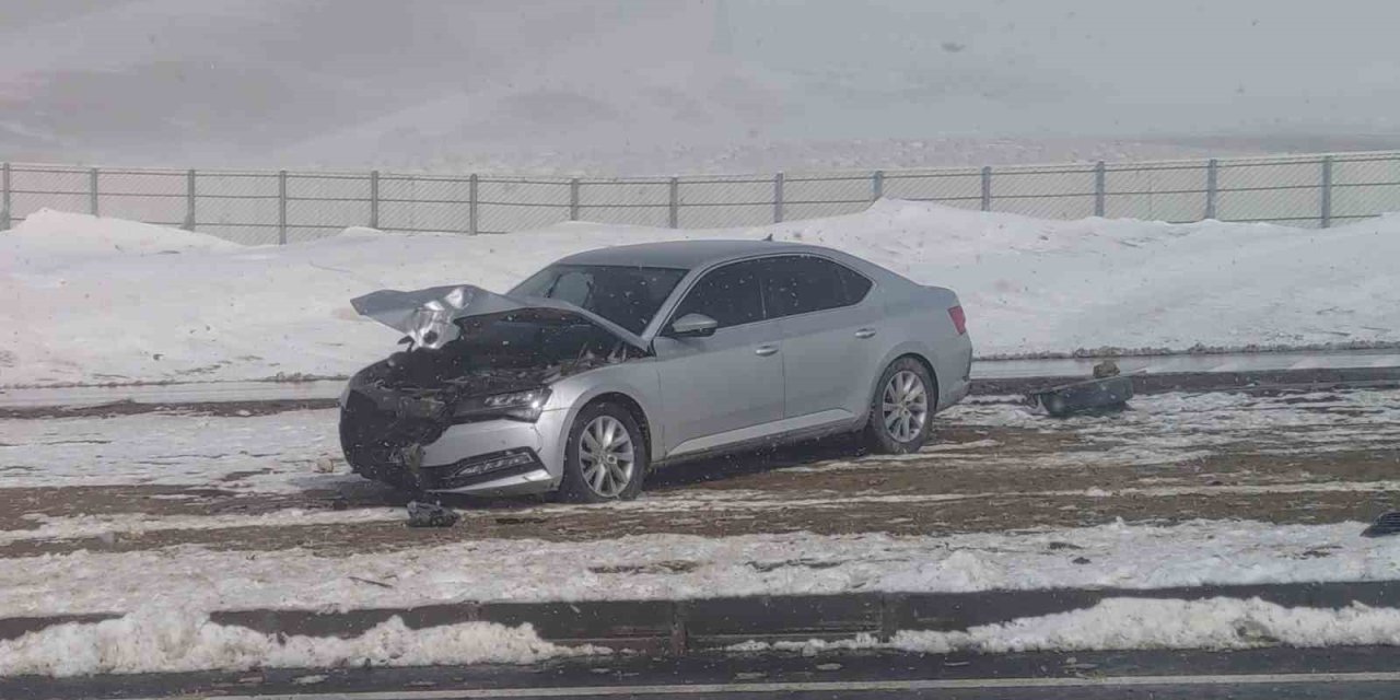 Kaymakamın bulunduğu otomobil kaza yaptı