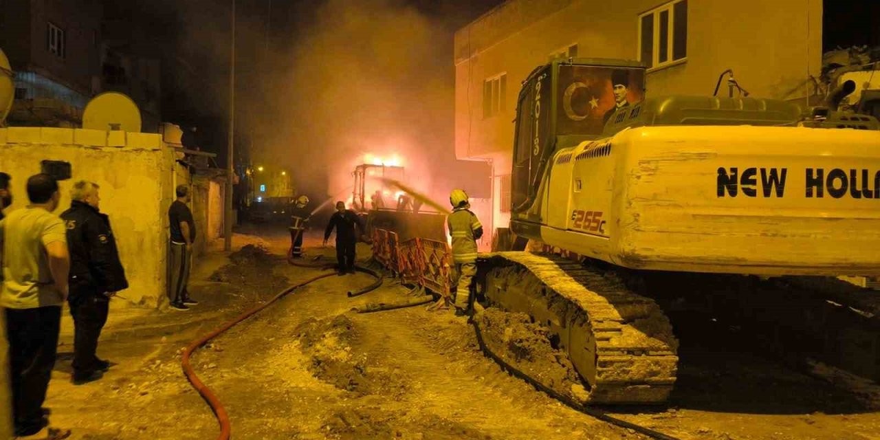 Kızıltepe'de park halindeki 2 iş makinesinde çıkan yangın söndürüldü