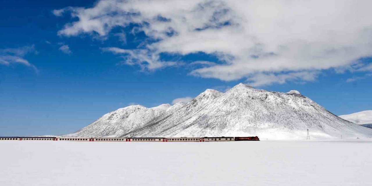 Van Gölü Ekspresi, Kirkor Dağı manzarasıyla görsel şölen sunuyor