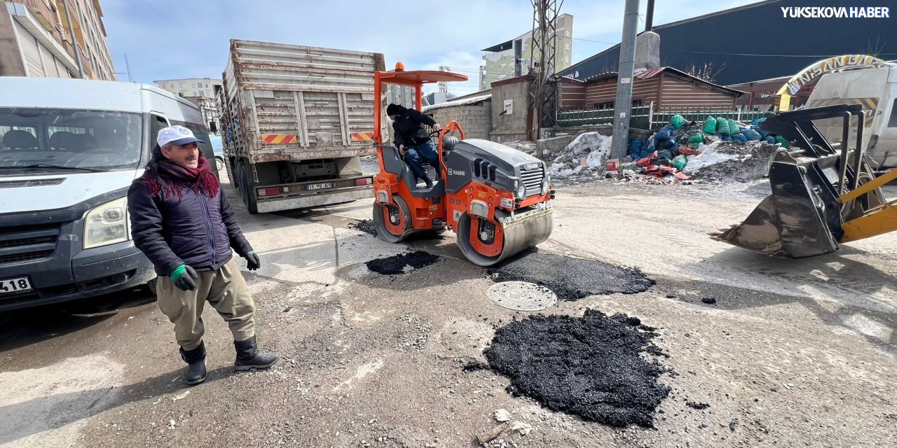 Yüksekova’da bozulan yollar için onarım çalışması başlatıldı
