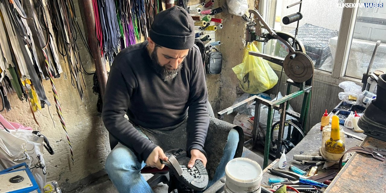 Artan maliyetler Yüksekova’daki ayakkabı tamircilerini de vurdu