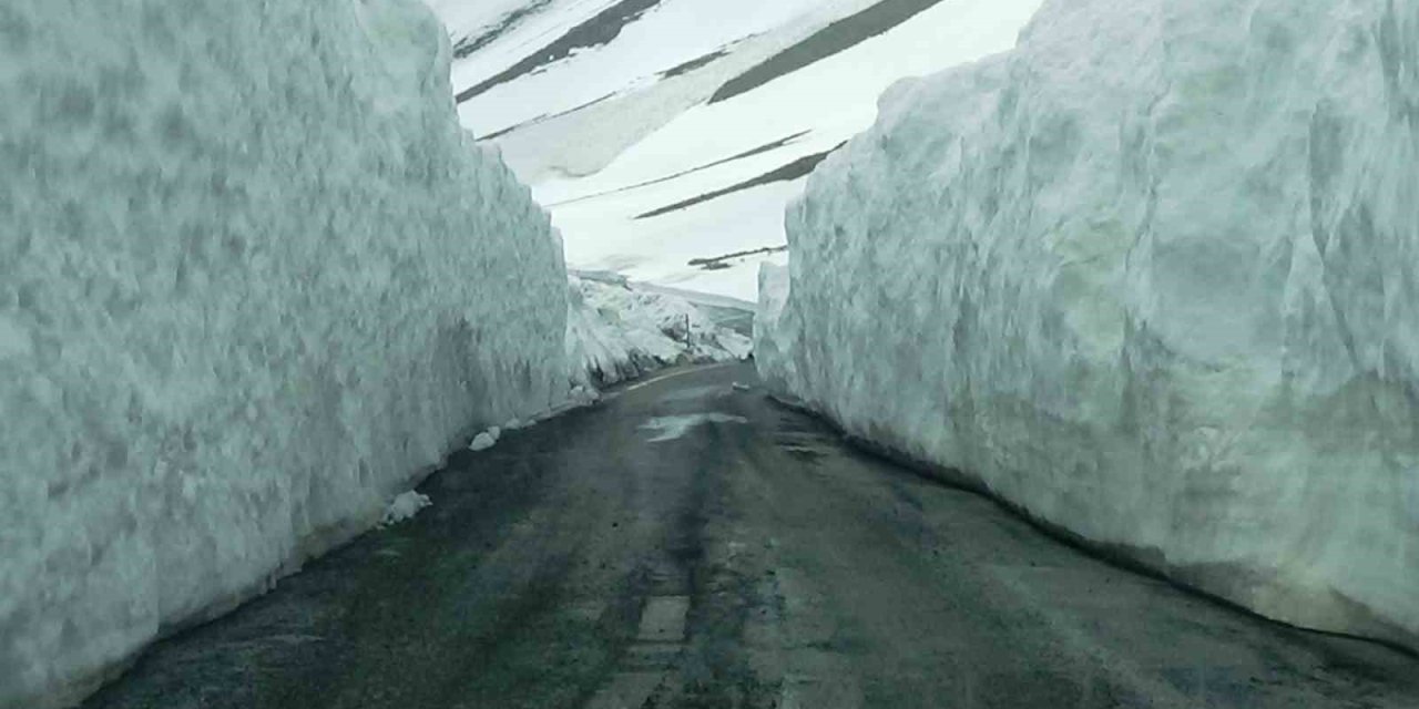 Van'daki Karabet Geçidi’nde kar kalınlığı 3 metreyi geçti
