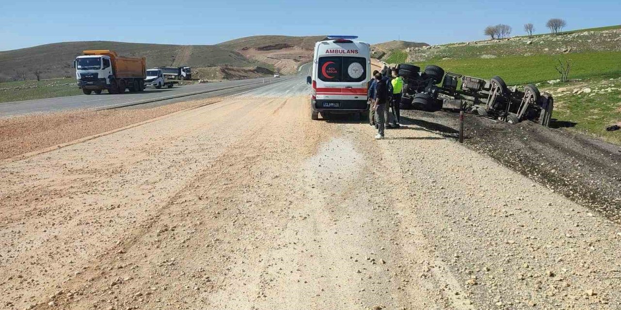 Cizre yolunda devrilen kamyonun sürücüsü yaralandı