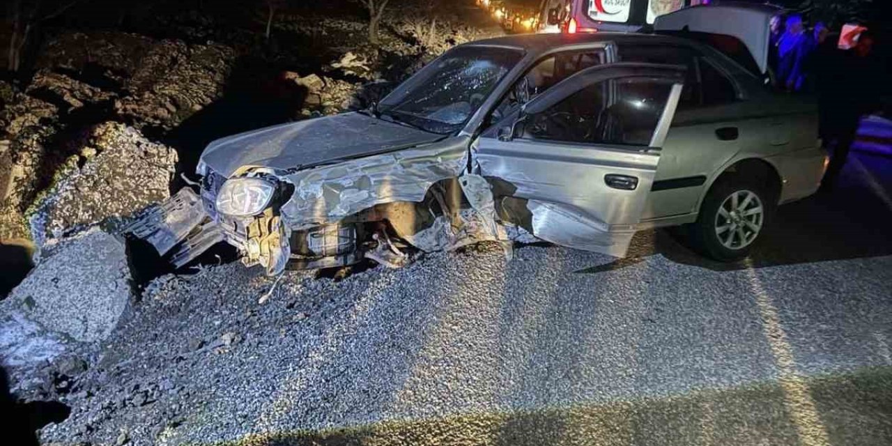 Çınar'da minibüs ile otomobil çarpıştı: 1 yaralı