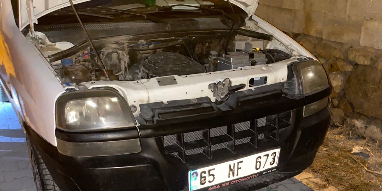 Van’ın Edremit ilçesinde park halindeki kamyonetin motoru yandı