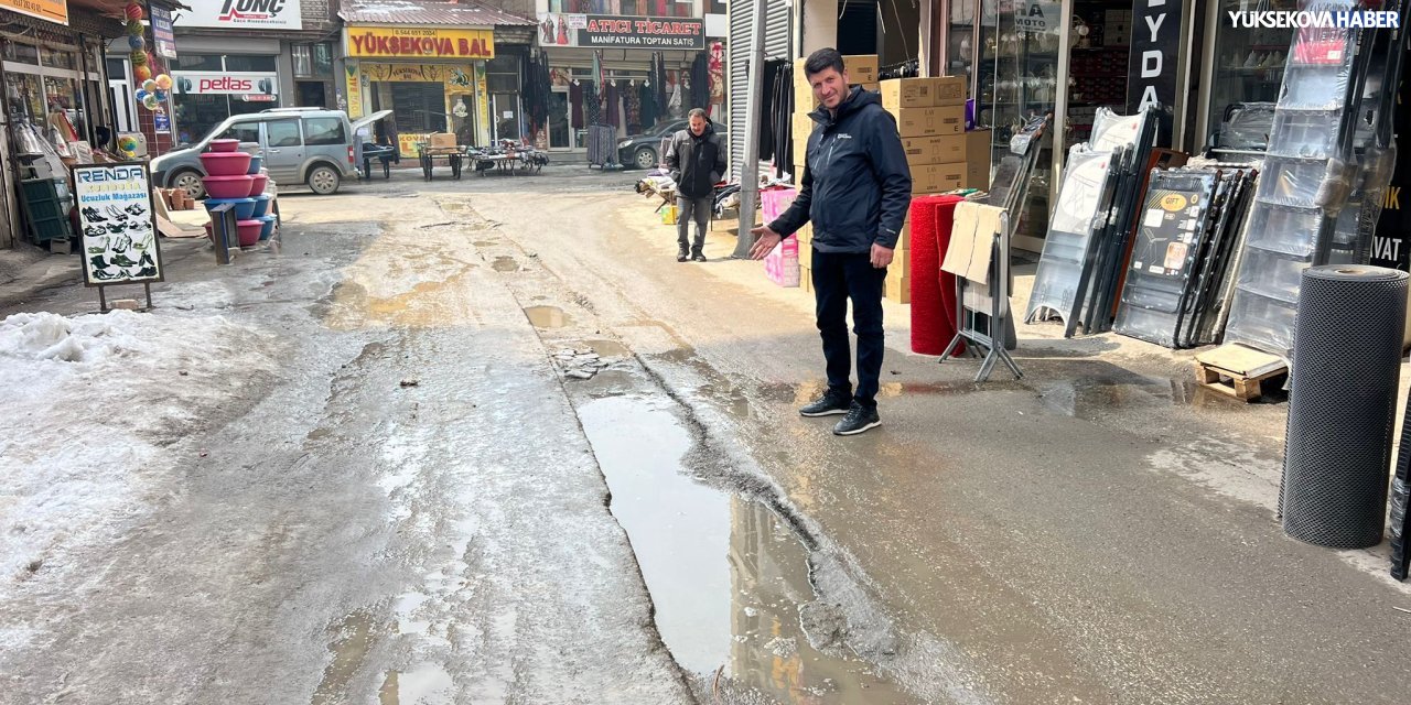 Yüksekova’da bozuk yollar esnafı isyan ettirdi
