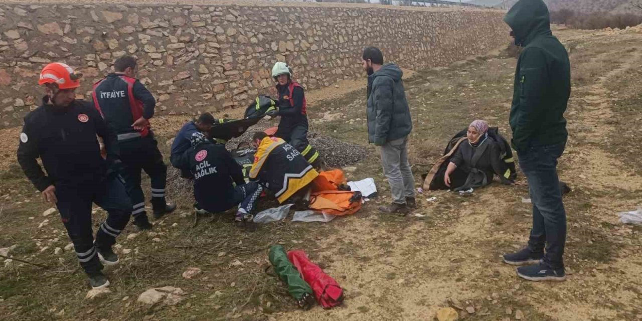 Mardin’de devrilen otomobilde 5 şahıs yaralandı