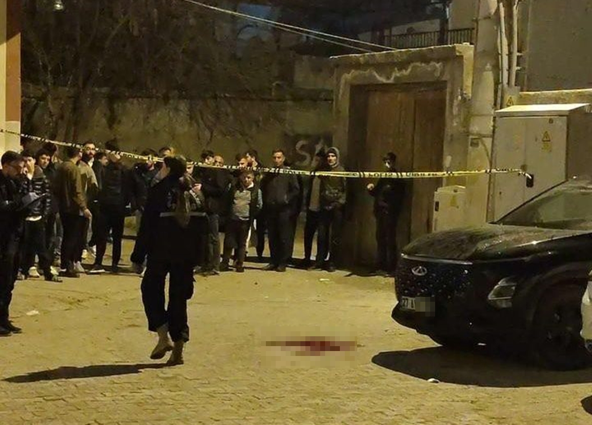 Sokakta yürürken tabanca ile başından vuruldu