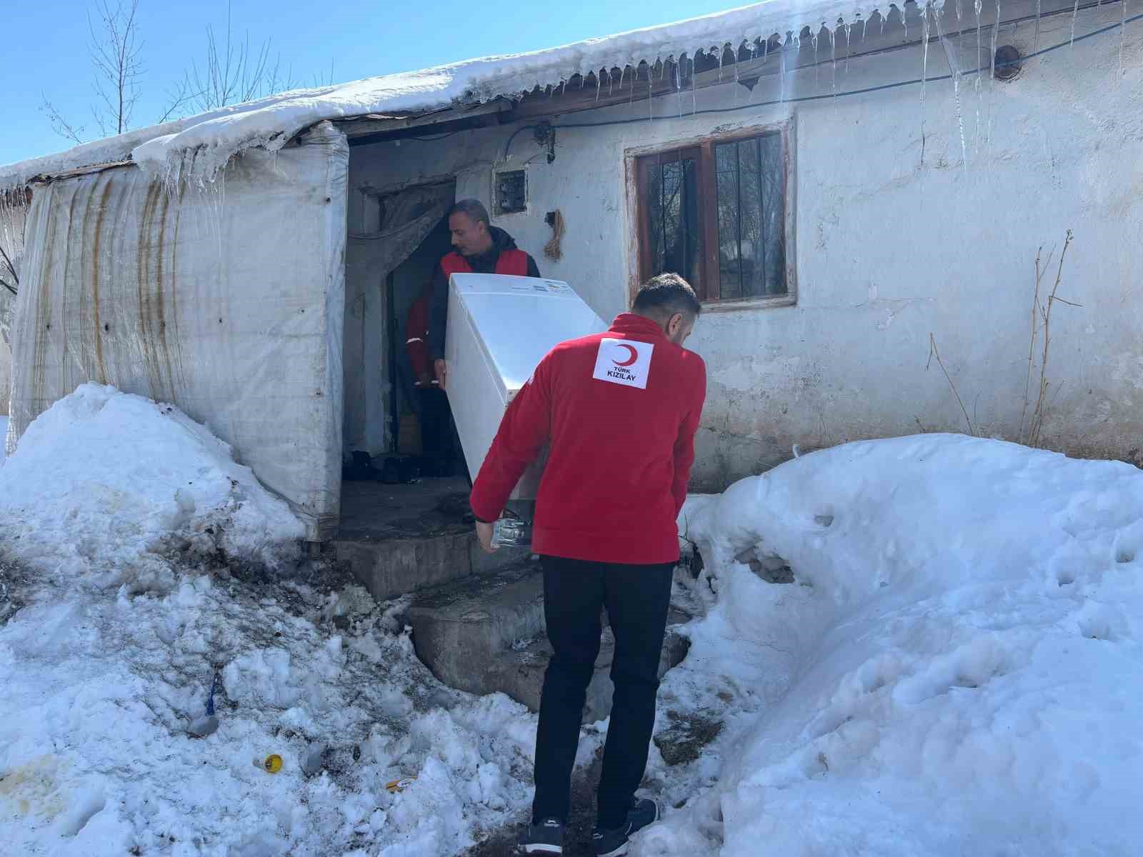 Türk Kızılayı Muradiye gönüllüleri, yalnız yaşayan yaşlı bir vatandaşa destekte bulundu