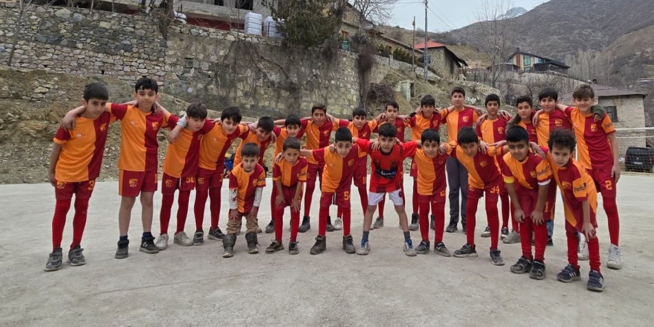 Şemdinli’de çocuklara forma desteği