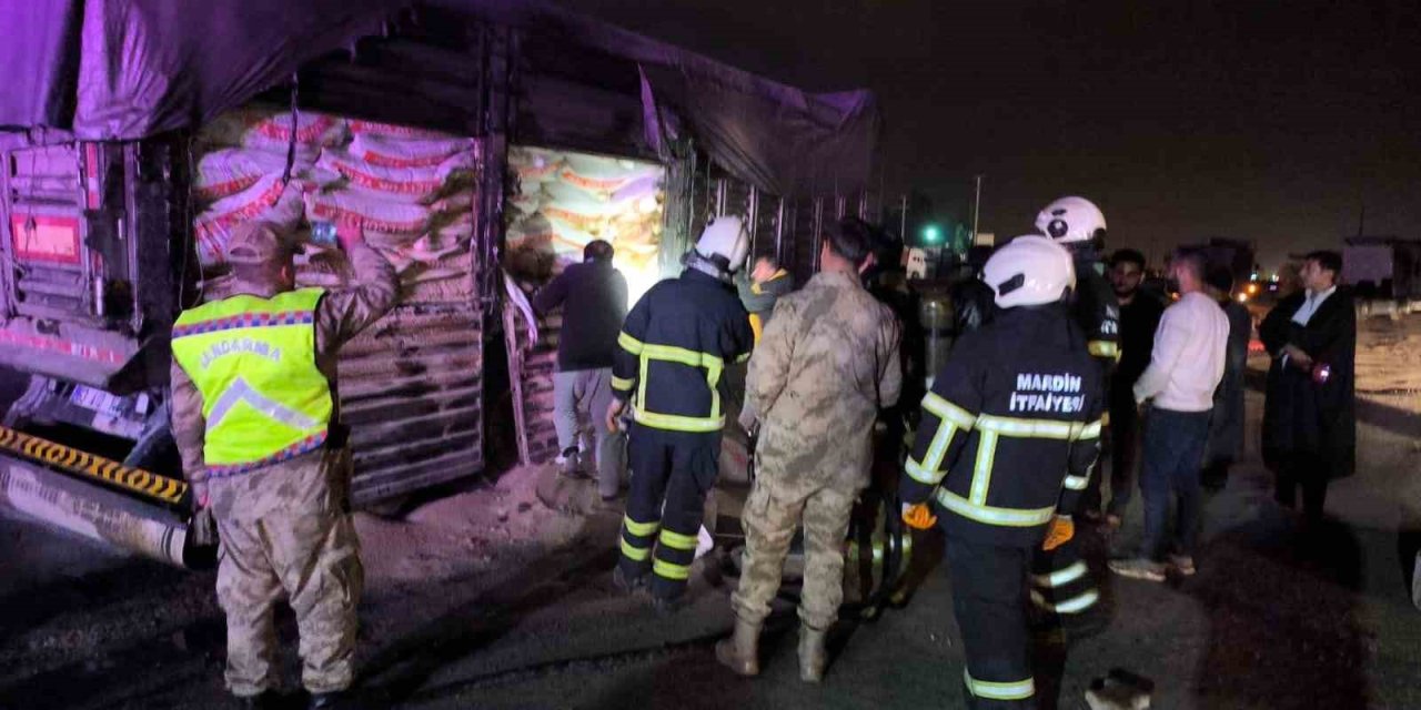 Hayvan yemi yüklü tırın dorsesinde yangın çıktı