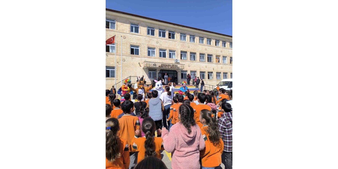 Silvan Anadolu Lisesinden yetim ve köy çocuklarına bayram harçlığı