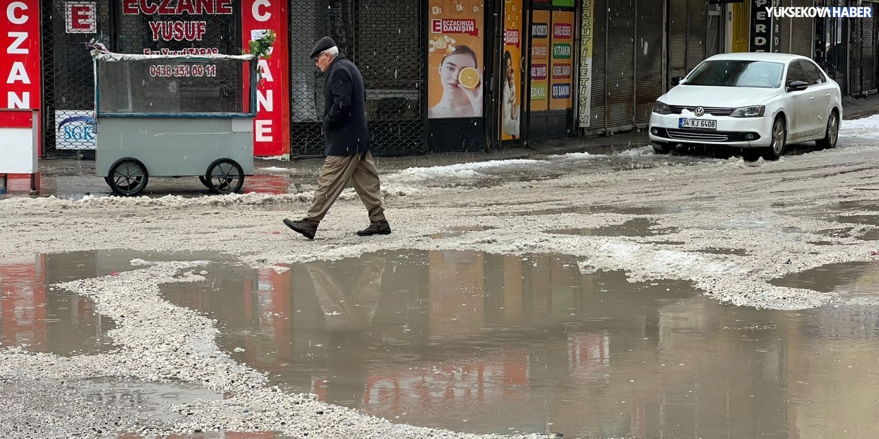 Yüksekova’da yağış sonrası bozuk yollardaki çukurlar suyla doldu