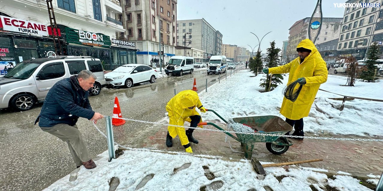 Yüksekova’nın İpek Yolu Caddesi orta refüjünde çimleri korumak için zincirli önlem