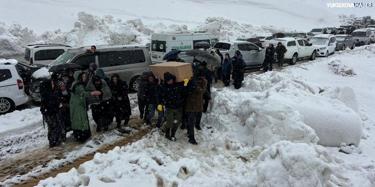 Kazada hayatını kaybeden anne, baba ve 6 aylık bebek toprağa verildi