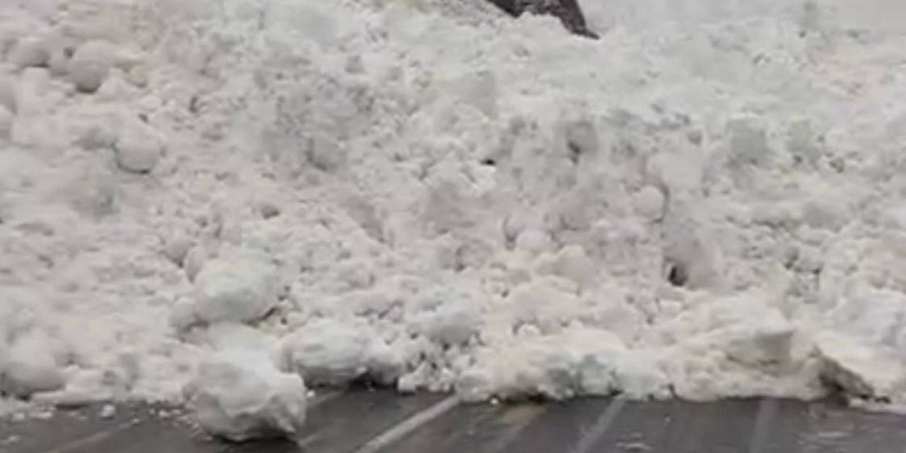 Hakkâri-Çukurca kara yoluna çığ düştü: Sürücüler yolda kaldı