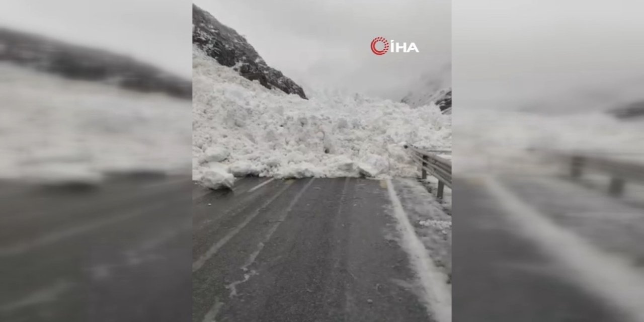 Hakkâri-Çukurca kara yoluna çığ düştü: Sürücüler yolda kaldı