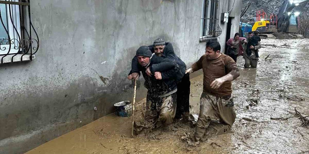 Uludere'de sel ve heyelan: Ev ve ahırlar zarar gördü