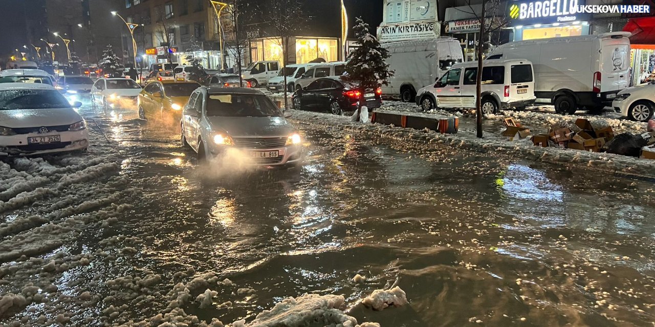 Cengiz Topel Caddesi suyla kaplandı
