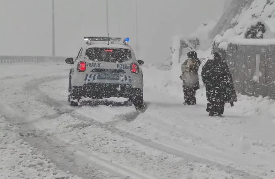 Karda mahsur kalan aileyi emniyet kurtardı