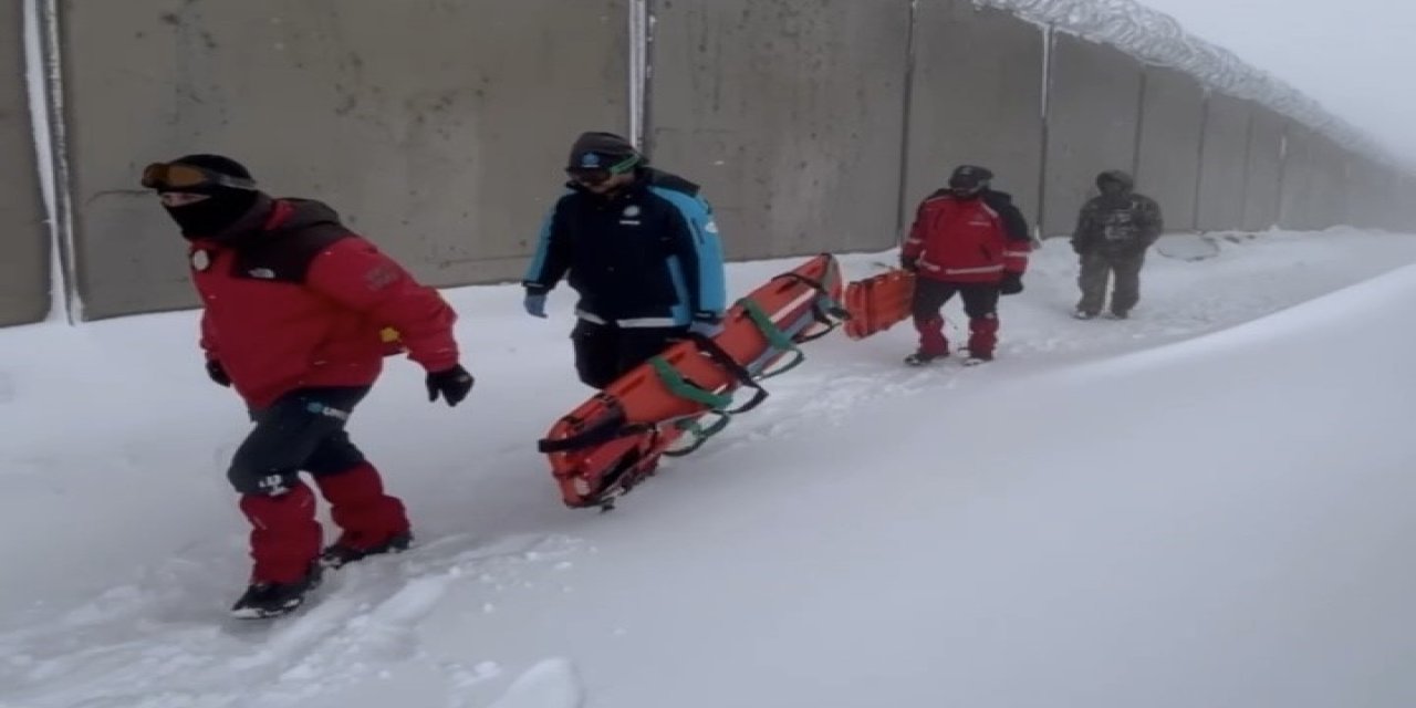 Başkale’de donmak üzere olan 2 göçmen kurtarıldı