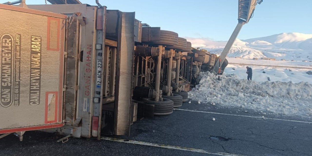Bitlis-Tatvan kara yolunda iki tır devrildi, 1 kişi yaralandı