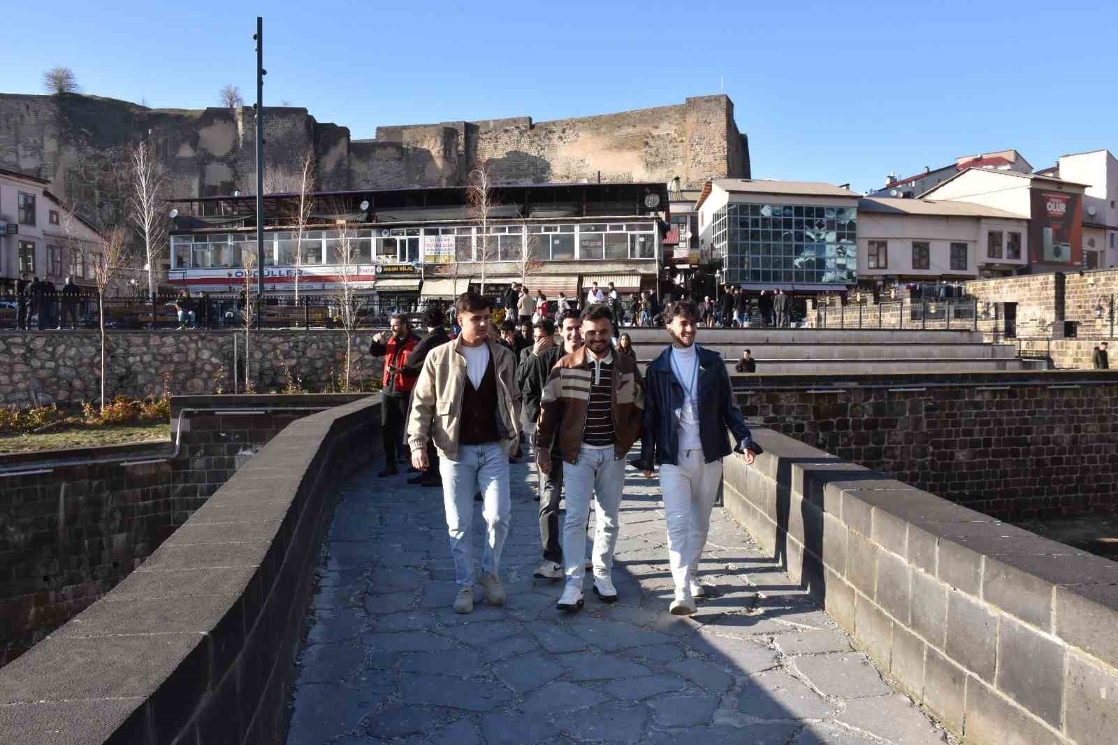 Bitlis’teki yabancı öğrenciler tarihi mekanları gezdi