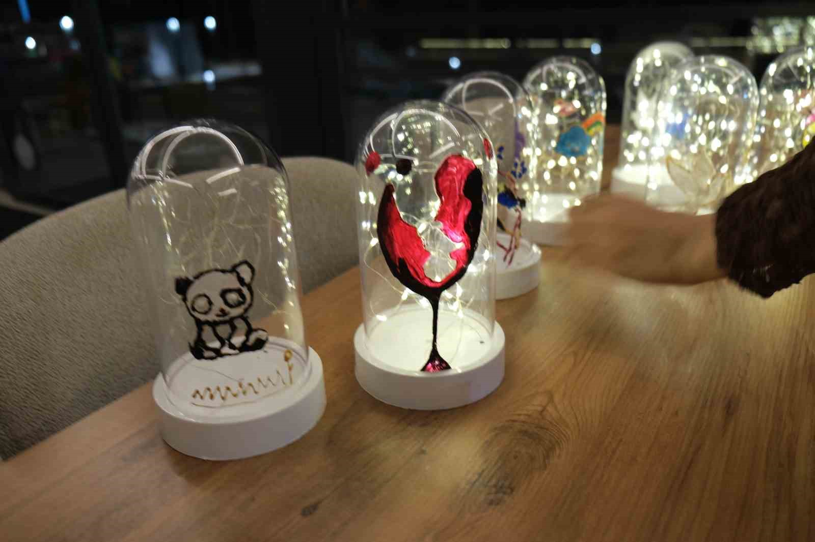 Ahlat’ta iftar sonrası cam fanus boyama etkinliği