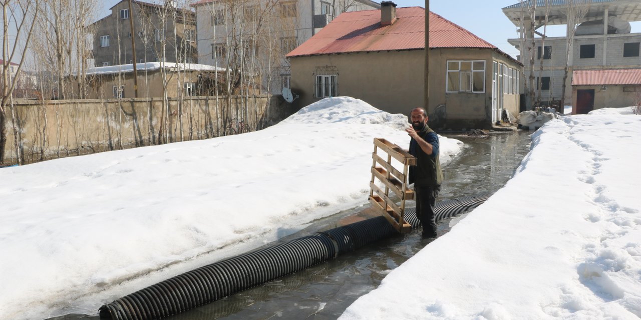 Yüksekova'da sağanak sonrası rögarlar taştı; bazı evleri su bastı