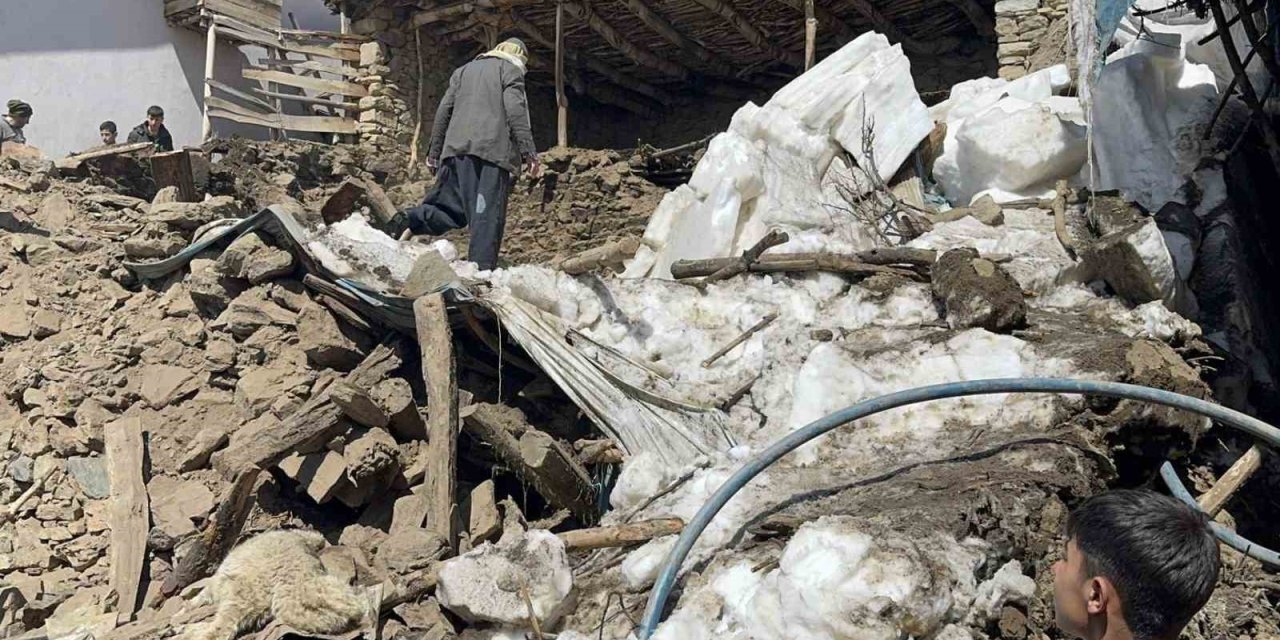 Çatak’ta ahır çöktü: 50 kuzu göçük altında kaldı