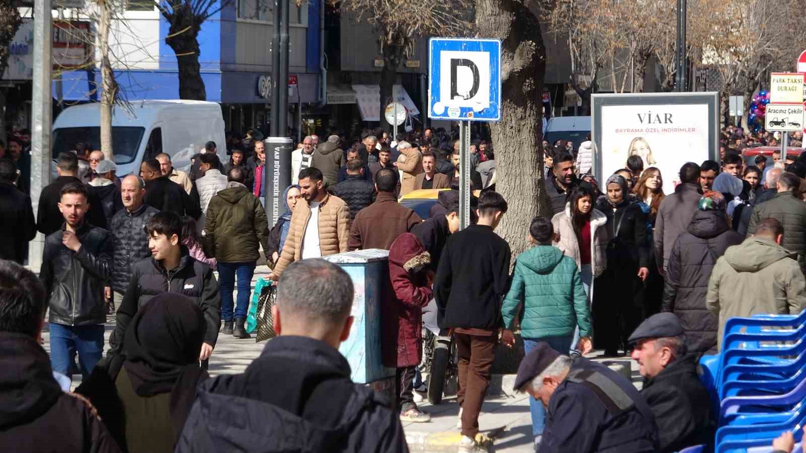 Van’da bayram telaşı: Caddeler doldu taştı