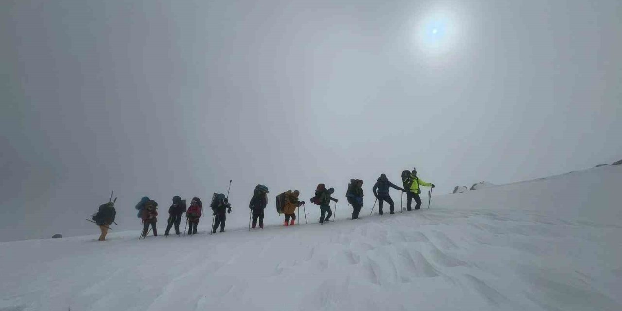 Tipi ve kar yağışı zirve tırmanışına izin vermedi