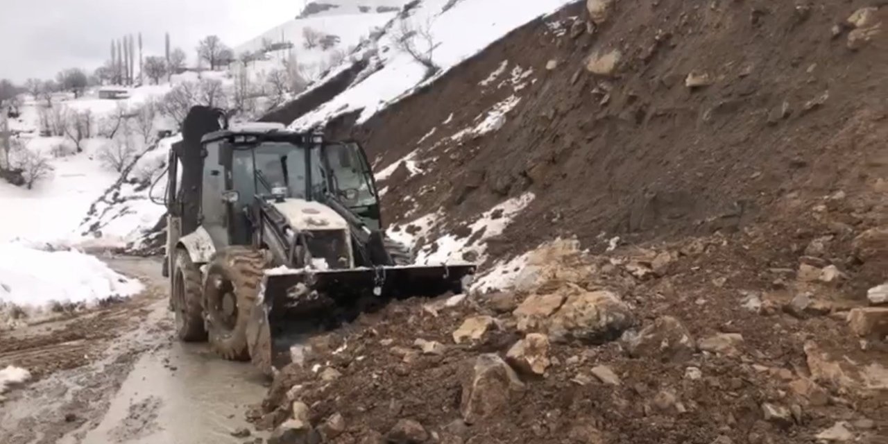 Beytüşşebap'ta sel suları yolları kapattı