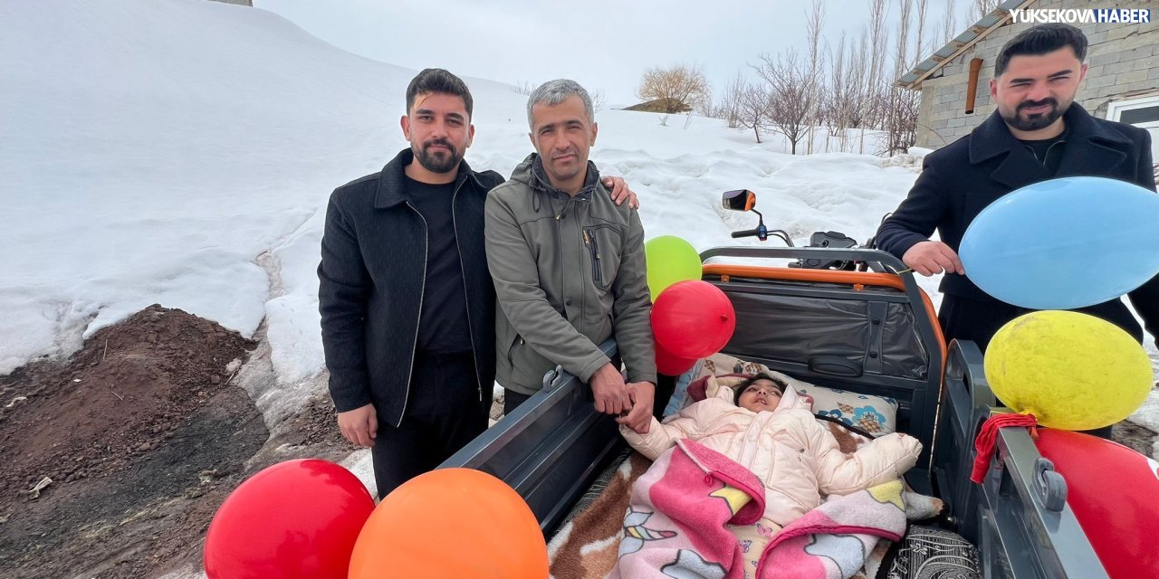 Yüksekova’da engelli çocuk için akülü araç hediye edildi