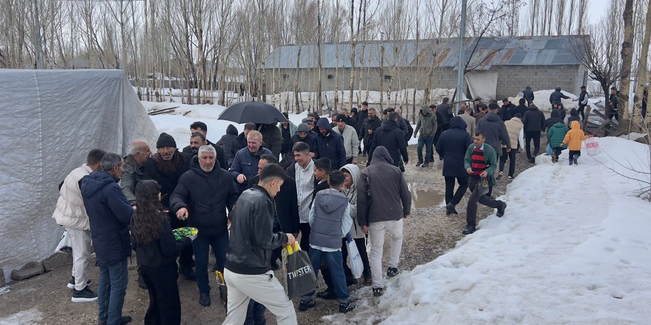 Yüksekova'da kar altında asırlık bayramlaşma geleneği