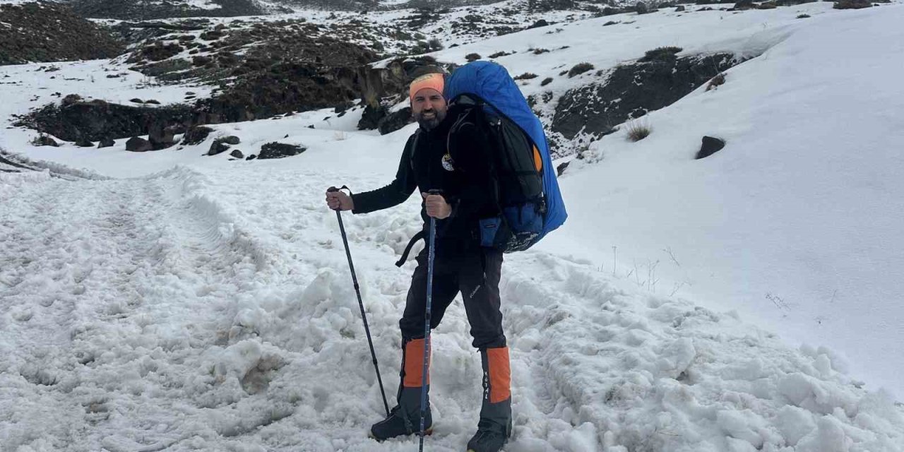 Vanlı dağcı, Ağrı Dağı zirvesine tek başına tırmandı