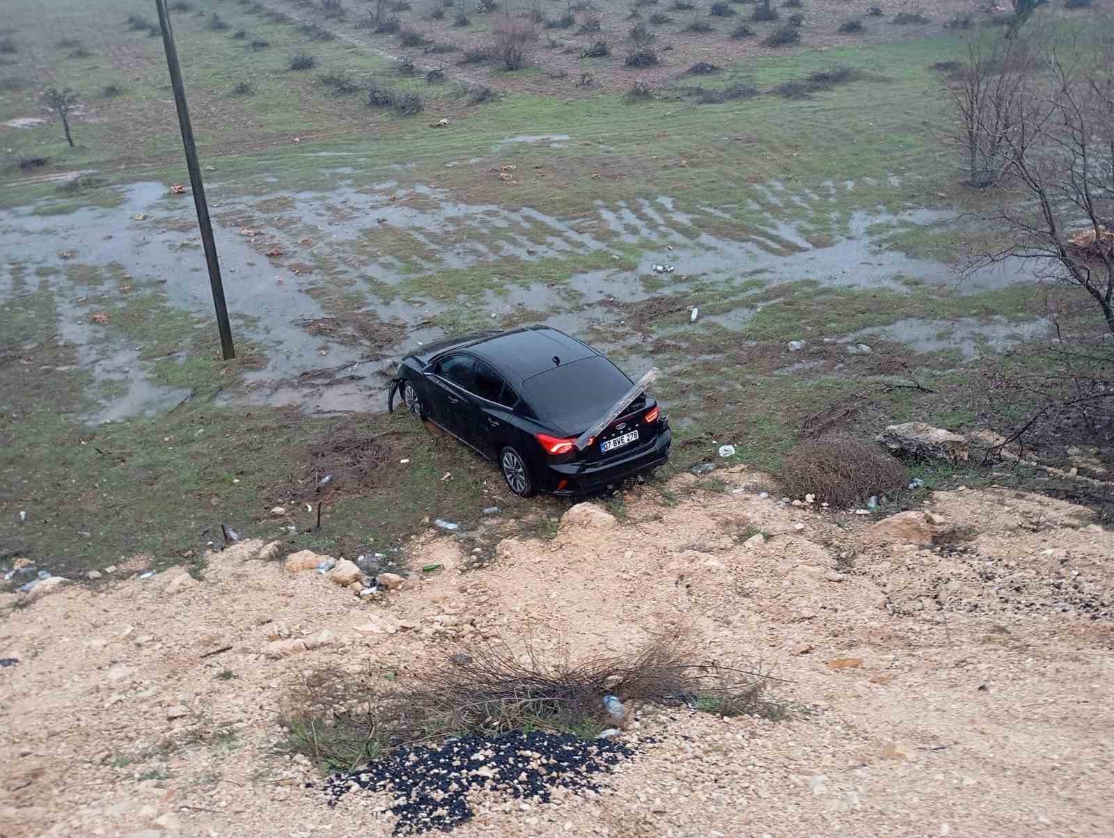 Mardin’de şarampole yuvarlanan otomobildeki 2 kişi yaralandı