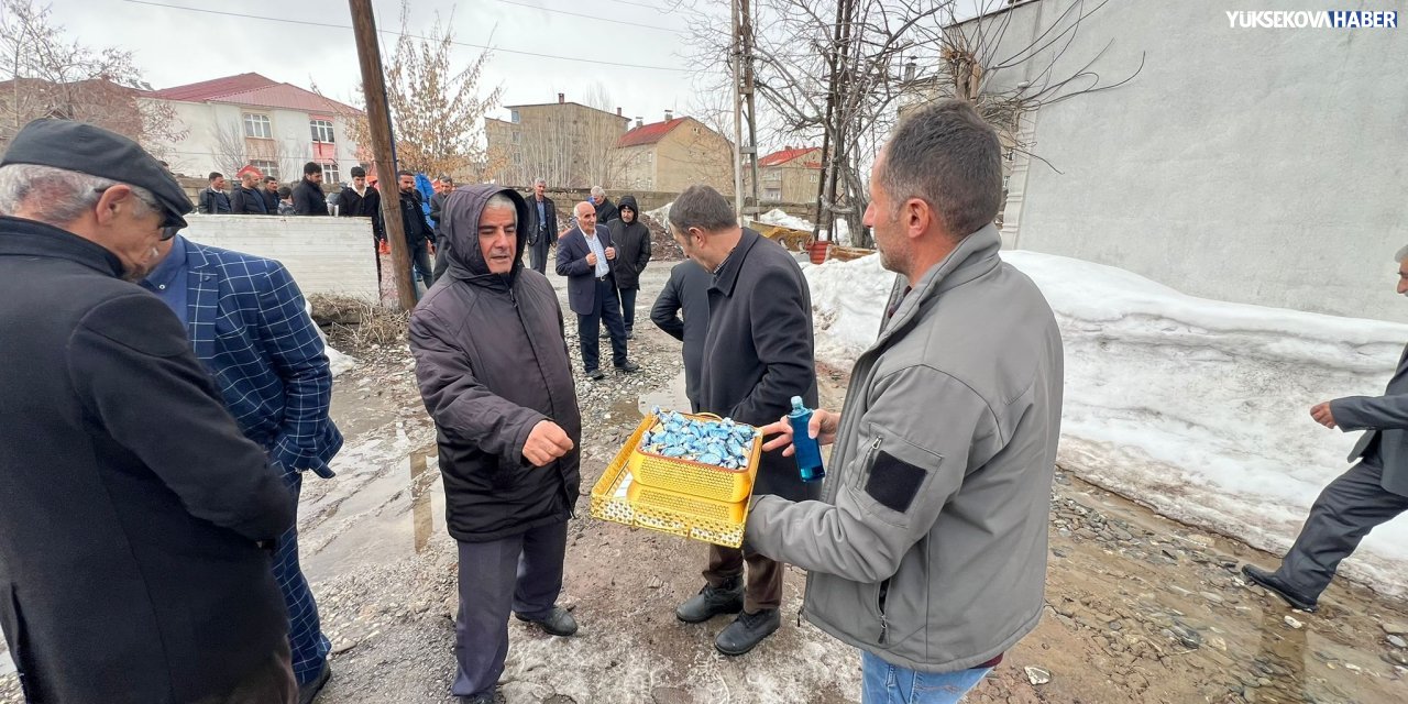 Yüksekova’da mahalle halkı bayramda bir araya geldi, gelenek yaşatıldı