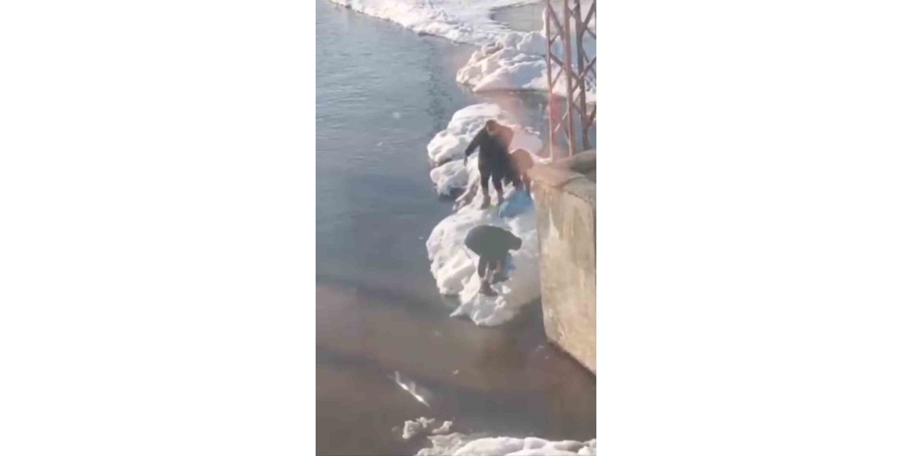 Çocukların sular altında kalan yollarda şeker mesaisi