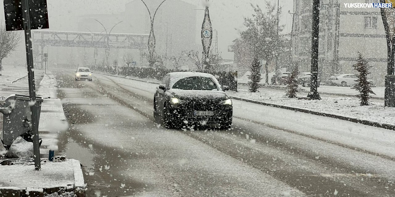 Yüksekova’da bayramın üçüncü gününde kar yağışı etkili oldu