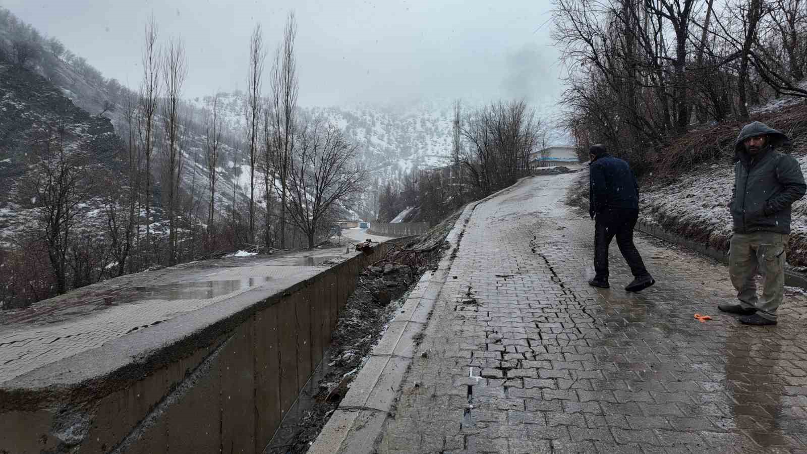 Şırnak’ta sağanak nedeniyle köyün bir bölümü çöktü evler boşaltıldı