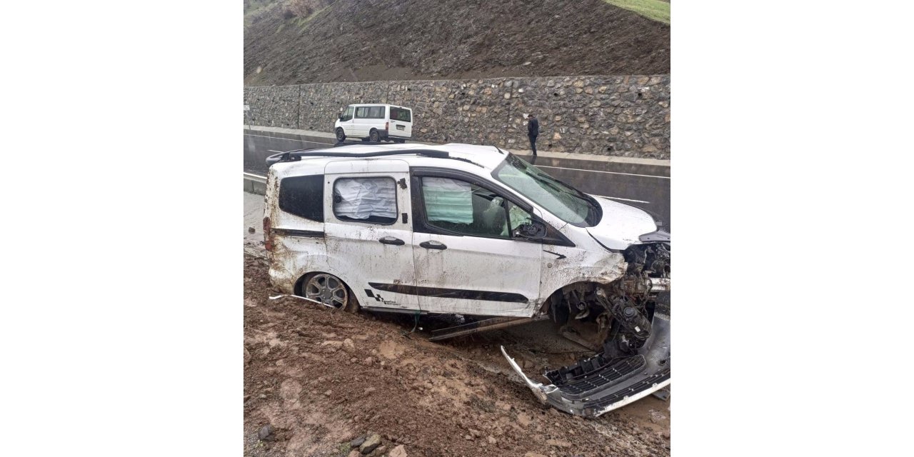 Kamyonetin takla atmasıyla aynı aileden 5 kişi yaralandı