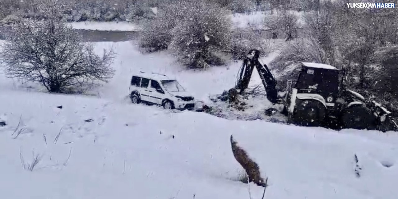 Yüksekova’da hafif ticari araç şarampole devrildi: 6 yaralı