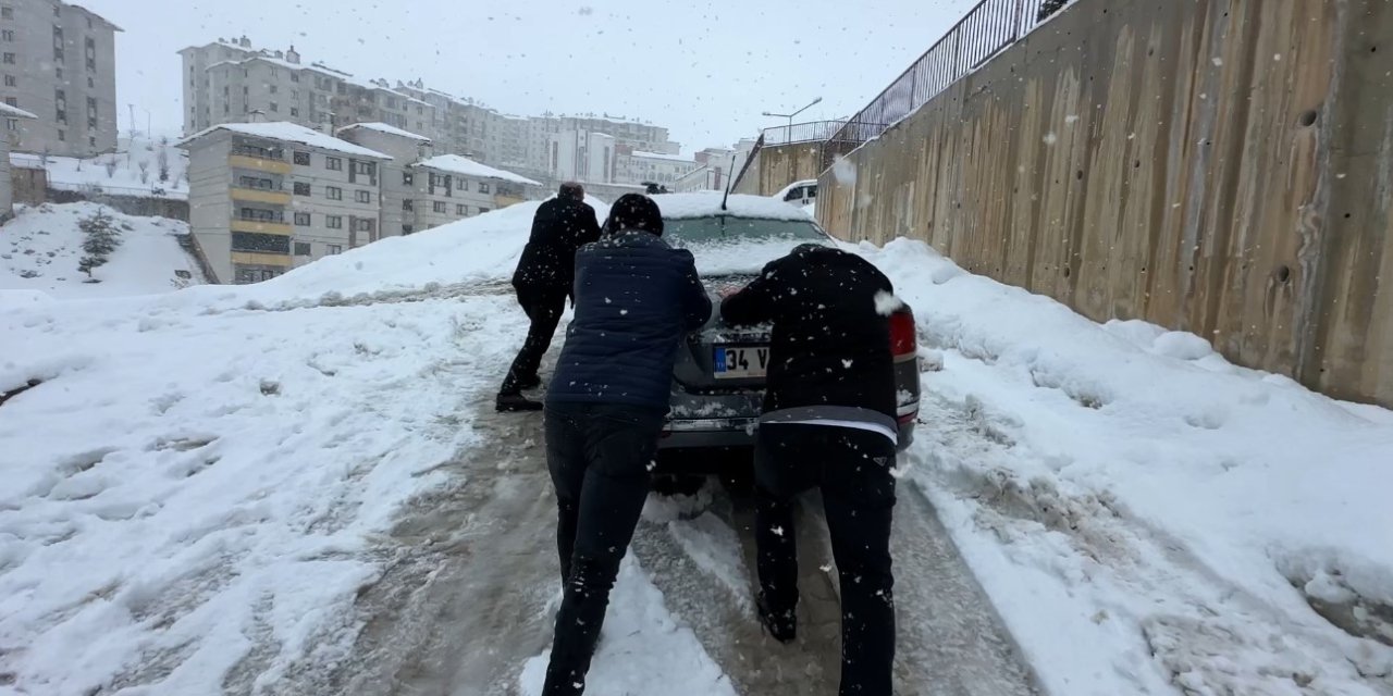 Yüksekova’da kar yağışı etkisini arttırdı, araçlar rampada mahsur kaldı