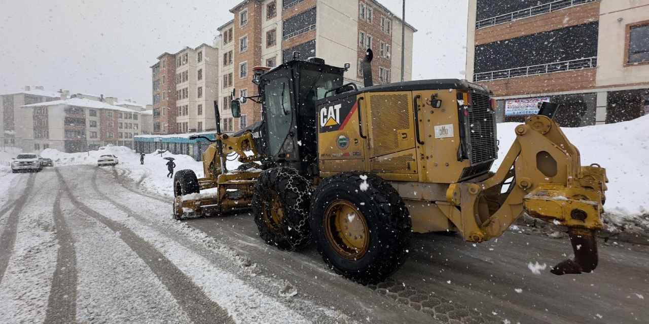 Yüksekova Belediyesi, yolları açık tutmaya çalışıyor