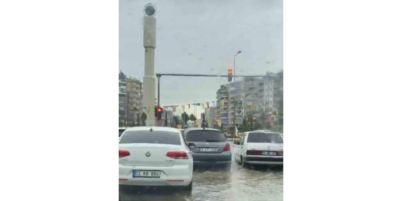 Diyarbakır’da sağanak nedeniyle cadde ve sokaklar adeta göle döndü