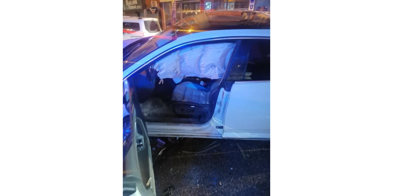 Mardin’de otomobil refüje çarptı: 2 yaralı