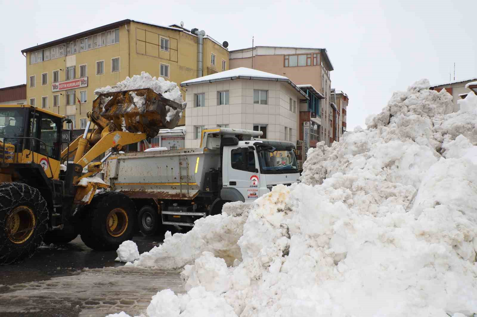 Hakkari’de karla mücadele çalışmaları sürüyor