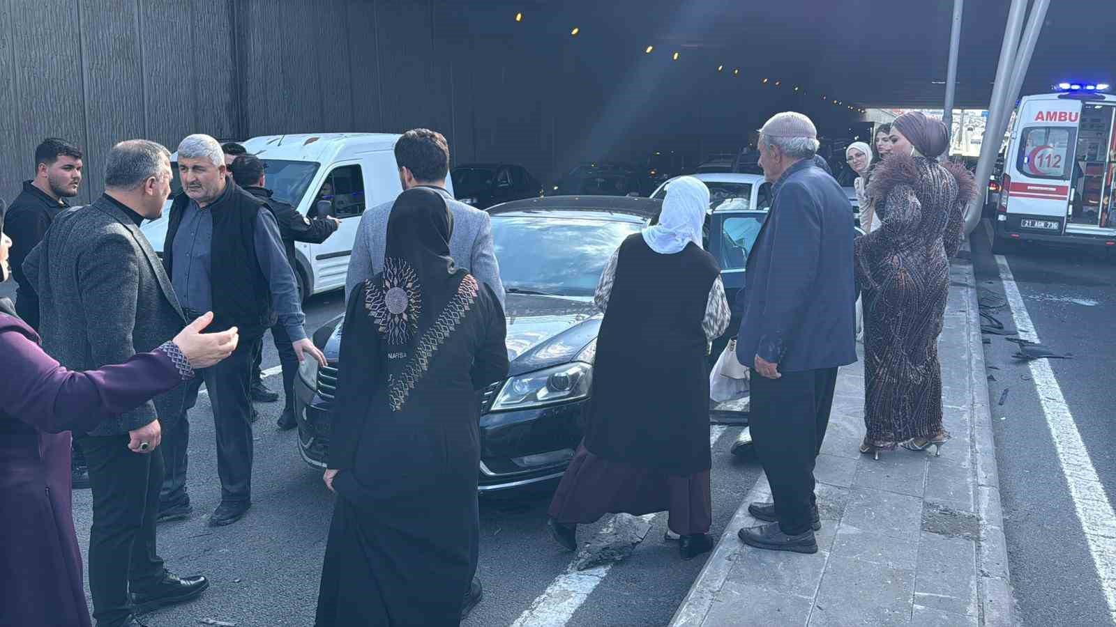 Diyarbakır’da düğün konvoyunda kaza: 3 yaralı