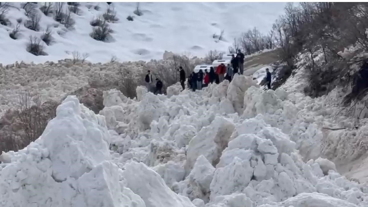 Şırnak’ta öğrencileri taşıyan servis çığ altında kalmaktan son anda kurtuldu